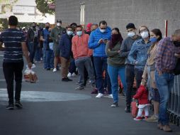 Clientes en compras de fin de año hacen fila, algunos desde las ocho de la mañana cuando el ingreso al establecimiento es a las 10. EL INFORMADOR/F. Atilano