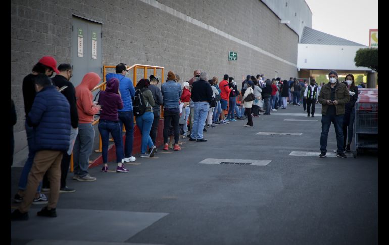 Clientes en compras de fin de año hacen fila, algunos desde las ocho de la mañana cuando el ingreso al establecimiento es a las 10. EL INFORMADOR/F. Atilano