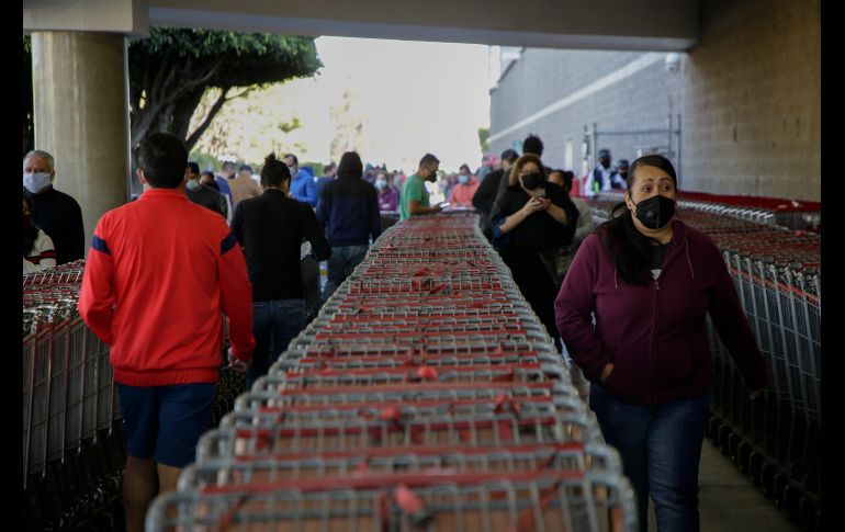 Clientes en compras de fin de año hacen fila, algunos desde las ocho de la mañana cuando el ingreso al establecimiento es a las 10. EL INFORMADOR/F. Atilano