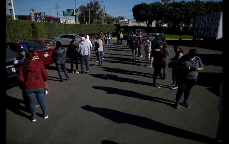 Clientes en compras de fin de año hacen fila, algunos desde las ocho de la mañana cuando el ingreso al establecimiento es a las 10. EL INFORMADOR/F. Atilano