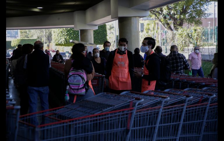 Clientes en compras de fin de año hacen fila, algunos desde las ocho de la mañana cuando el ingreso al establecimiento es a las 10. EL INFORMADOR/F. Atilano