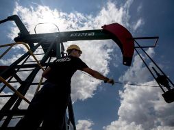 Un trabajador comprueba un cable de la estación de bombeo de petróleo. EFE/ARCHIVO