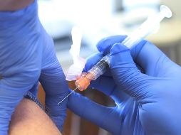 El médico que promovió la aplicación de la vacuna contra el coronavirus a dos de sus familiares será sancionado. AP/ARCHIVO