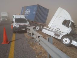 Desde las dos de la tarde comenzaron a generarse las tolvaneras en la autopista entre las casetas de Sayula y Acatlán. ESPECIAL