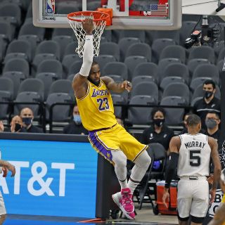 LeBron James suma mil juegos al hilo con 10 puntos o más