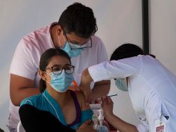 El Gobierno mexicano pretende tener inmunizados a todos los trabajadores de la salud cuando acabe enero y a sus 130 millones de habitantes en marzo de 2022. AP / M. Ugarte