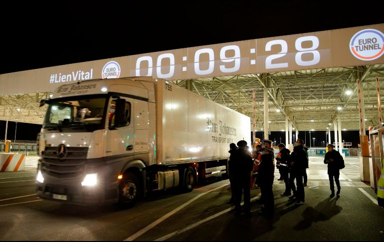 Un camión de Estonia ingresa al Eurotunel en los primeros minutos del 2021. AFP/L. Joly