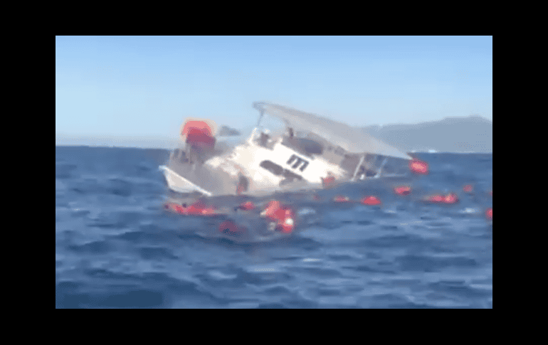 Un grupo de embarcaciones que se encontraba en los alrededores acudió al rescate de los tripulantes. FACEBOOK / Squalo Vargas