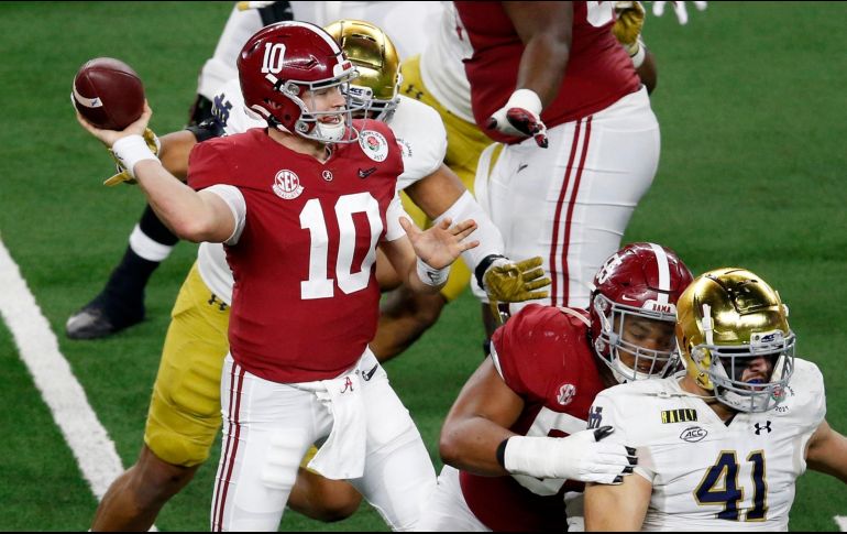 Jones tuvo una tarde redonda al completar 25 pases de 30 intentos. AP/R. Steinman