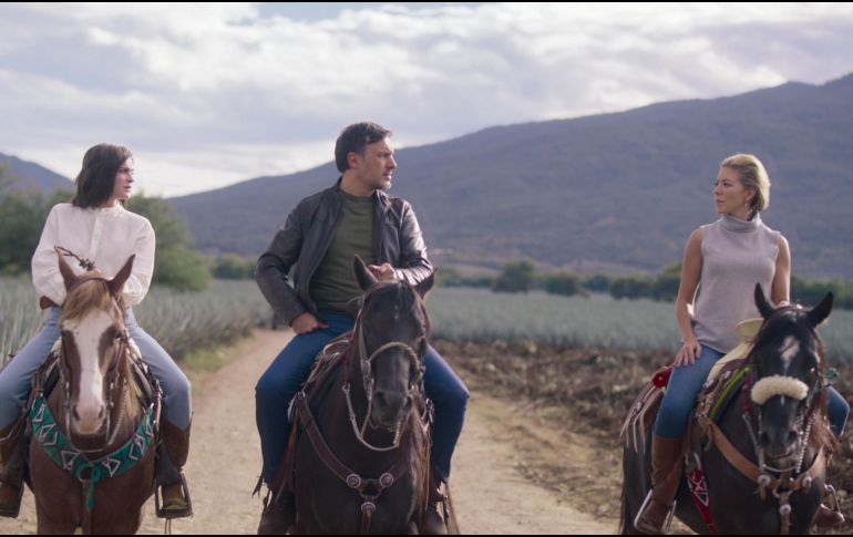 A su llegada a Tequila, “Sofía” (a la derecha) descubre que su padre fue asesinado por alguien de la misma familia, lo que desata una guerra civil entre los Carranza. ESPECIAL