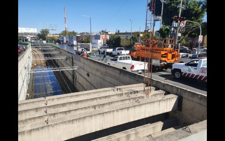 Una fuga de agua en los andenes del tren, justo a la salida del túnel, antes de la estación Atemajac, ha provocado que el servicio del Tren Ligero se ve afectado este sábado con una suspensión parcial EL INFORMADOR / G. Gallo