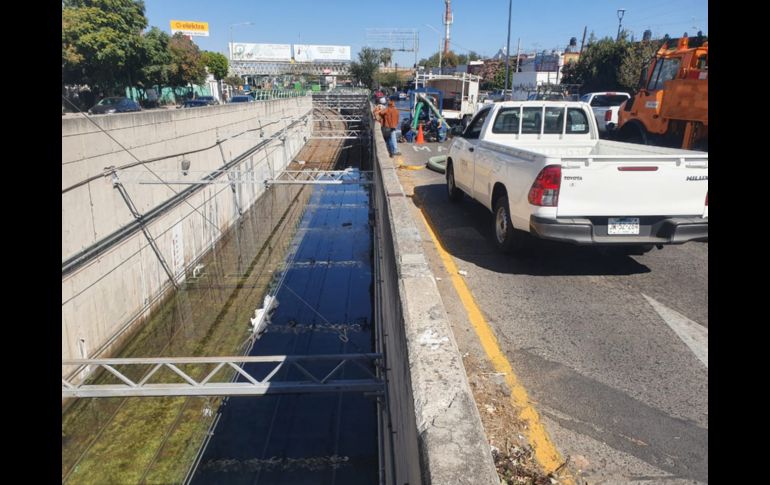 La inundación, que llegó hasta los 80 centímetros, se debe a que fueron robados cables del sistema de bombeo que impide el drenado del agua y la operación normal del tren. EL INFORMADOR / G. Gallo