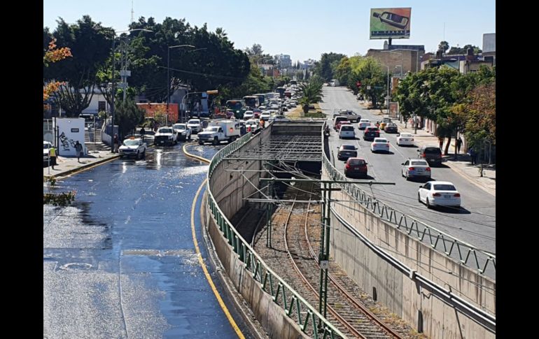 En redes sociales se ha reportado que el problema comenzó alrededor de las 05:00 horas de este sábado y han circulado fotografías y videos de la inundación en el área. EL INFORMADOR / G. Gallo