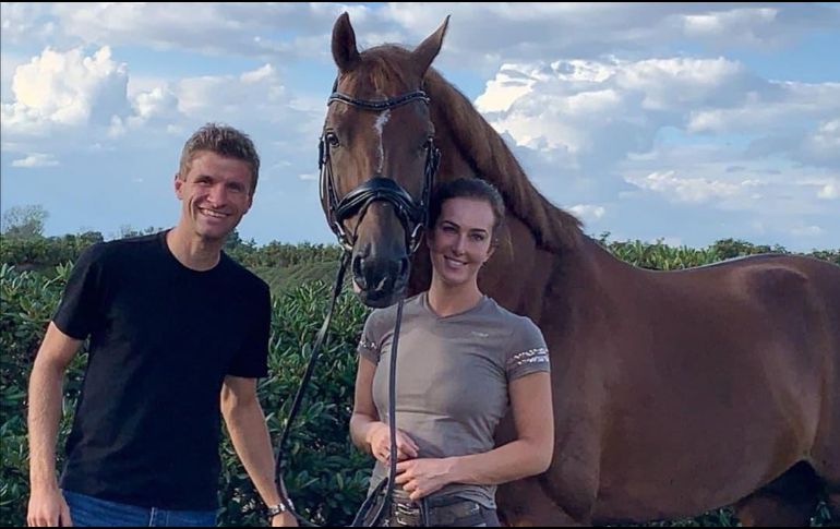 El atacante alemán no sólo vive un gran momento con el Bayern Munich, sino que además, se ha vuelto todo un empresario en el negocio de venta de esperma de caballos. INSTAGRAM / @esmuellert