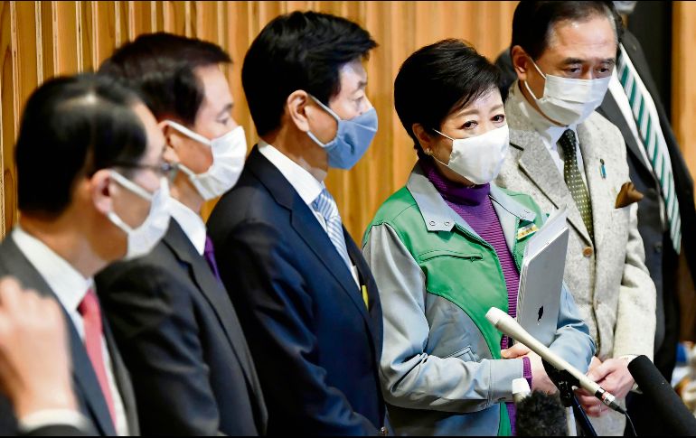 La gobernadora de Tokio, Yuriko Koike, quiere endurecer las medidas para contener los contagios. AP