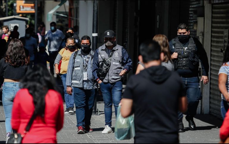 Después de la agresión que un par de inspectores sufrió el 20 de diciembre, la Policía Municipal apoya en los apercibimientos a los ambulantes. EL INFORMADOR/G. Gallo