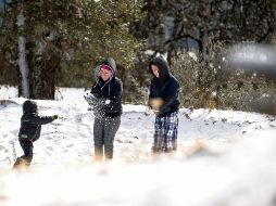 Familia se divierte en la sierra de Arteaga. EFE