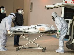 Personal funerario traslada a una persona muerta por coronavirus hoy, en el Hospital General de Zona de Saltillo, Coahuila. EFE/M. Sierra