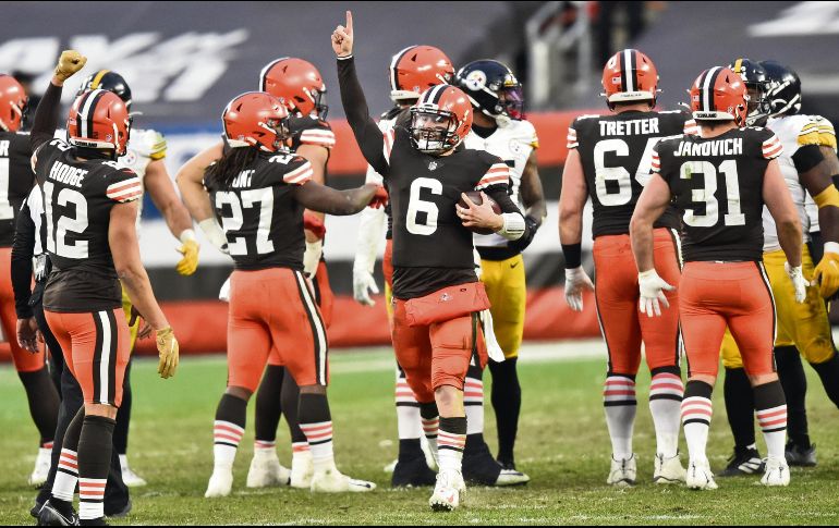 A FESTEJAR. El mariscal de campo, Baker Mayfield (#6), celebra el triunfo que los lleva a la Postemporada. AP