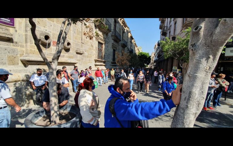 En la recaudadora 00 en avenida Ramón Corona se formaron largas filas. EL INFORMADOR/J. Velazco