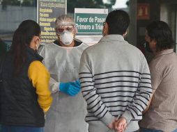 ALERTA. Expertos  prevén que los festejos de Navidad y fin de año detonarán los contagios por el nuevo coronavirus. La Clínica 46 del IMSS  está en foco “rojo” por  el  alza de pacientes. EL INFORMADOR •  F. ATILANO