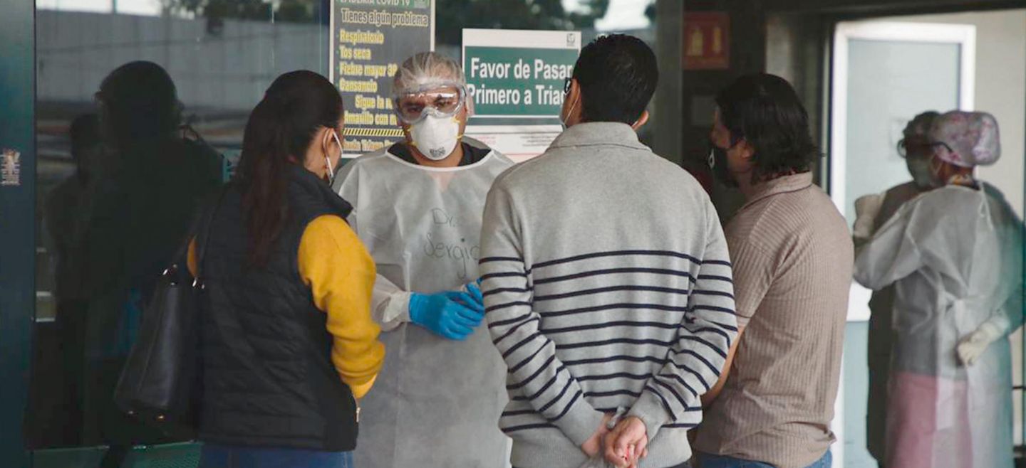 ALERTA. Expertos  prevén que los festejos de Navidad y fin de año detonarán los contagios por el nuevo coronavirus. La Clínica 46 del IMSS  está en foco “rojo” por  el  alza de pacientes. EL INFORMADOR •  F. ATILANO