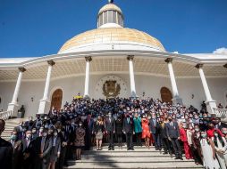 El presidente de la Asamblea Nacional de Venezuela, Jorge Rodríguez (c), posa junto a diputados frente al Palacio Nacional Legislativo, en Caracas. EFE/R. Peña