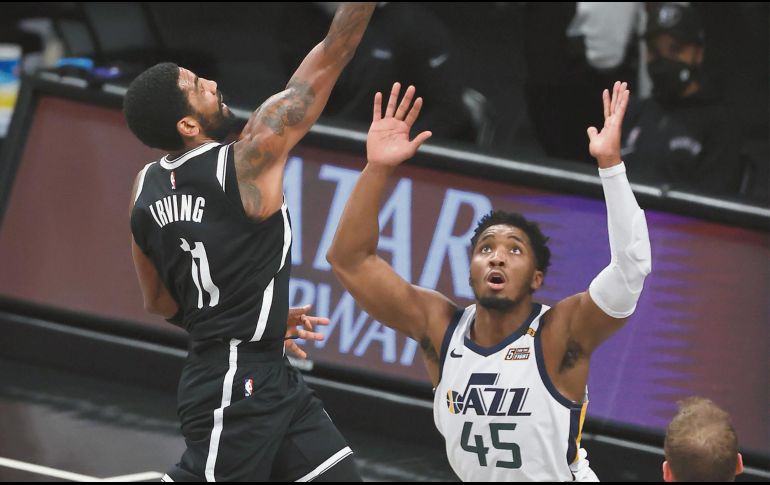 LÍDER. Con la ausencia de Kevin Durant, Kyrie Irving (#11) ha sido el hombre importante de los Nets y anoche lo demostró ante el Jazz. EFE • J. SZENES