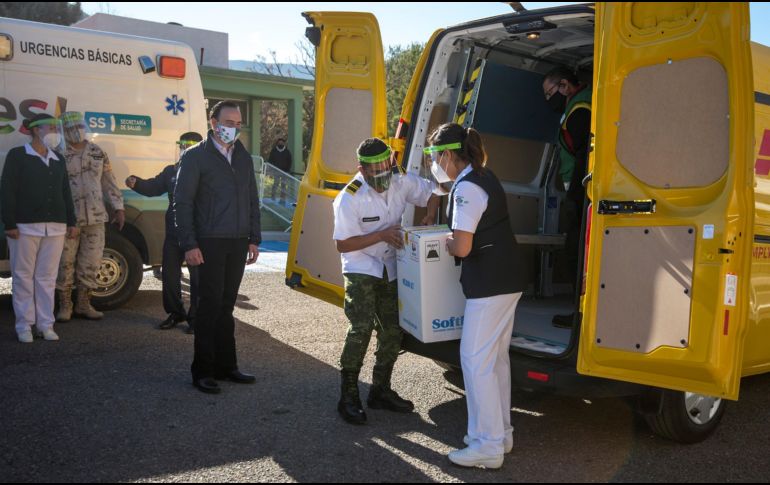 De cumplirse las previsiones, a finales de enero se habrá inmunizado a los 750 mil trabajadores de la salud que se ocupan de las labores de mayor riesgo. EFE/M. Sierra