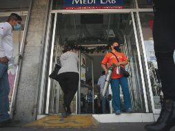 Desde hace dos semanas, los establecimientos en donde se venden artículos hospitalarios han registrado largas filas. La mayoría de los clientes busca hacerse de un tanque de oxígeno. EL INFORMADOR/F. Atilano