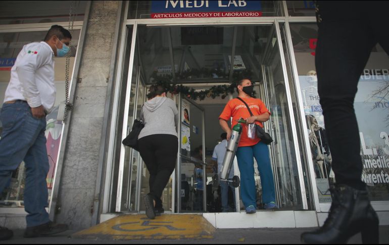 Desde hace dos semanas, los establecimientos en donde se venden artículos hospitalarios han registrado largas filas. La mayoría de los clientes busca hacerse de un tanque de oxígeno. EL INFORMADOR/F. Atilano