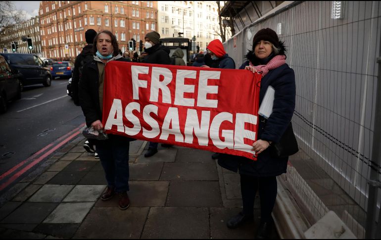 Manifestación por la liberación de Assange afuera de la Corte de Magistrados de Westminster. El periodista permanecerá en prisión hasta que se resuelva la apelación que para su extradición presentará EU. AP/M. Dunham