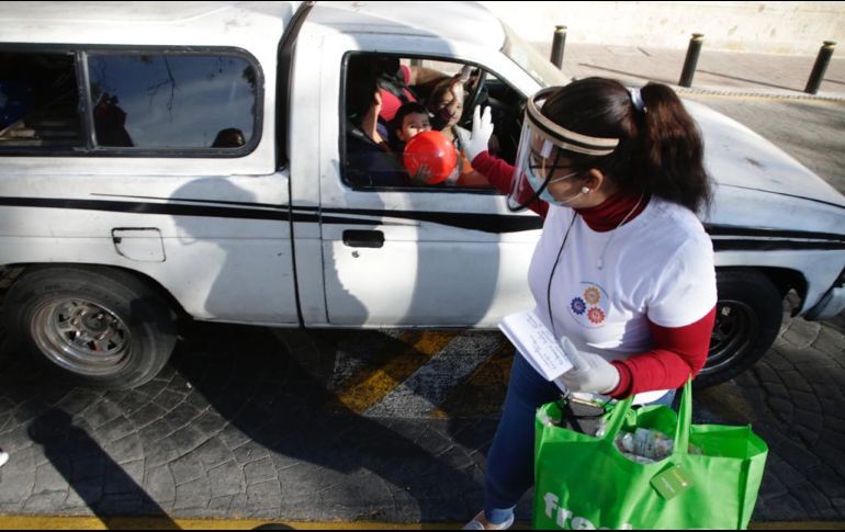 La mañana de este miércoles personal de distintos colegios realizaron una concentración en el Centro de Guadalajara, donde repartieron pelotas y cubrebocas a automovilistas. EL INFORMADOR / F. Atilano
