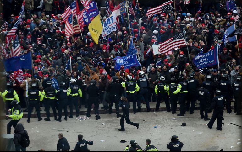 Miles de seguidores de Trump se concentraron ante el Capitolio en Washington, DC, y derribaron varias vallas de seguridad. AFP / O. Douliery