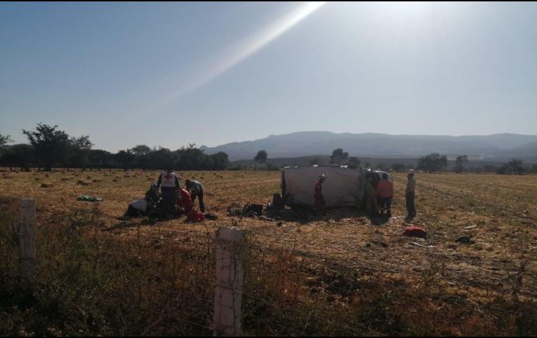 Volcadura registrada a la altura del kilómetro 5 de la autopista Guadalajara-Colima, el pasado 28 de diciembre. ESPECIAL/ Protección Civil Jalisco