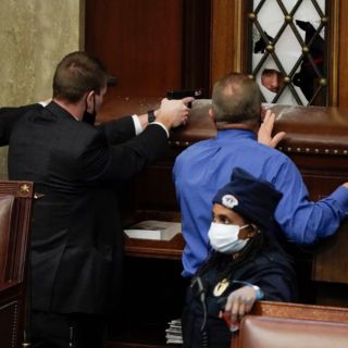 Seguidores de Trump asaltan el Capitolio de EU; hay un herido de bala