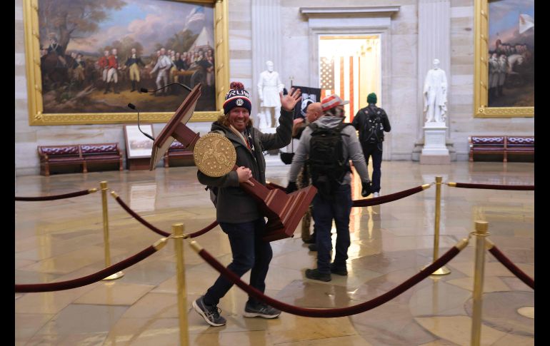 Simpatizantes de Trump paseaban por el Capitolio. AFP/W. Mcnamee