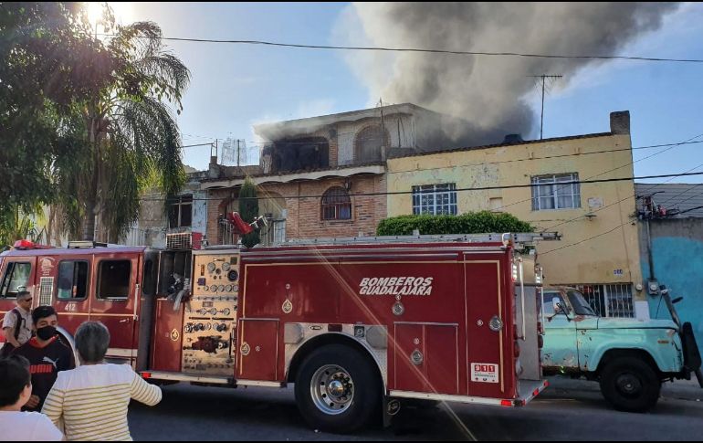 Tres motobombas de la dependencia iniciaron labores para la extinción del fuego. EL INFORMADOR / S. Blanco