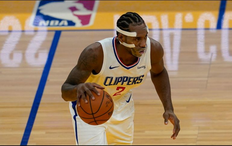 LÍDER. Kawhi Leonard terminó con 21 tantos. AP