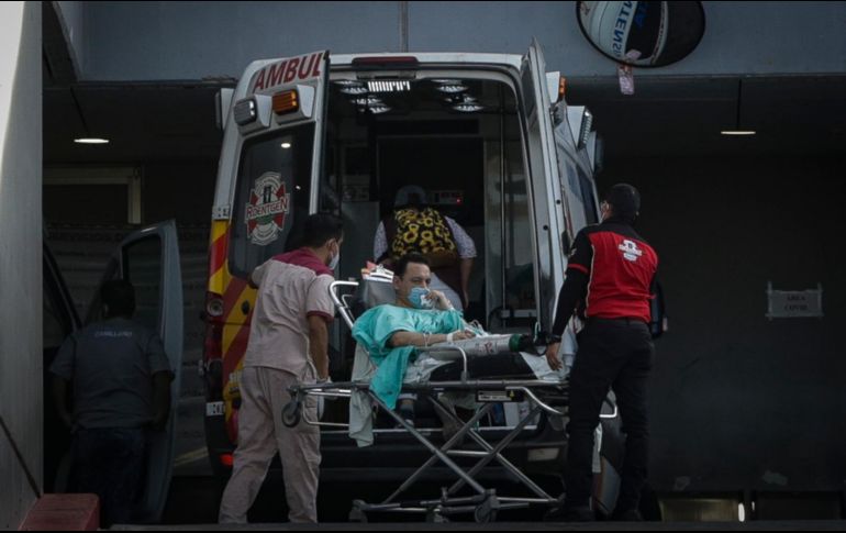 Un paciente de COVID-19 llega a recibir atención al hospital, asistido con un tanque de oxígeno. EL INFORMADOR/F. Atilano