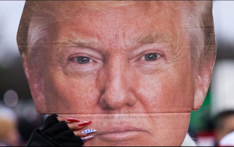 El caos desatado en el Capitolio tras el asalto violento de seguidores de Trump, prolongado durante horas y que dejó cuatro muertos, podría adelantar los plazos y provocar una destitución del presidente antes del 20 de enero, su fecha oficial de salida. GETTY IMAGES