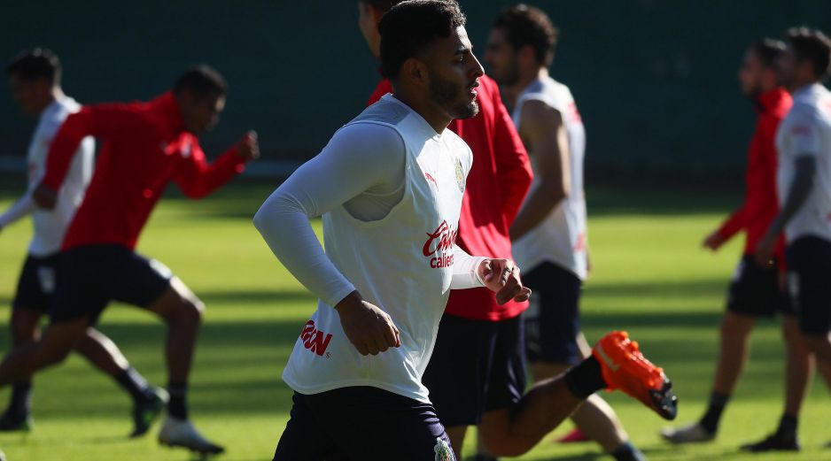 Difícilmente, Vega estaría de inicio ante los Camoteros. TWITTER / @Chivas