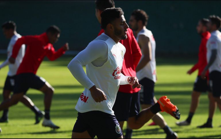 Difícilmente, Vega estaría de inicio ante los Camoteros. TWITTER / @Chivas