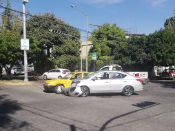 El percance se registra en el cruce de las calles Luis Pérez Verdía y Herrera y Cairo, en Guadalajara. ESPECIAL