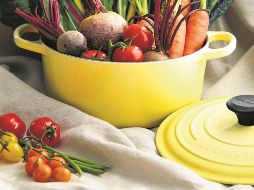 “Illuminating”. Su tonalidad amarilla presenta vivacidad, tal como se muestra en esta cacerola “Le Creuset”. ESPECIAL