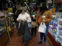 Comerciantes del mercado Libertad dijeron que no se les ha comentado nada desde 2019, por lo que siguen usando bolsas para entregar sus productos. EL INFORMADOR/F. Atilano