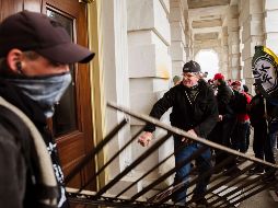 Lo anterior, luego de la toma el miércoles del Capitolio de EU por simpatizantes del mandatario republicano, que dejó cinco muertos. AFP / Getty Images / J. Cherry