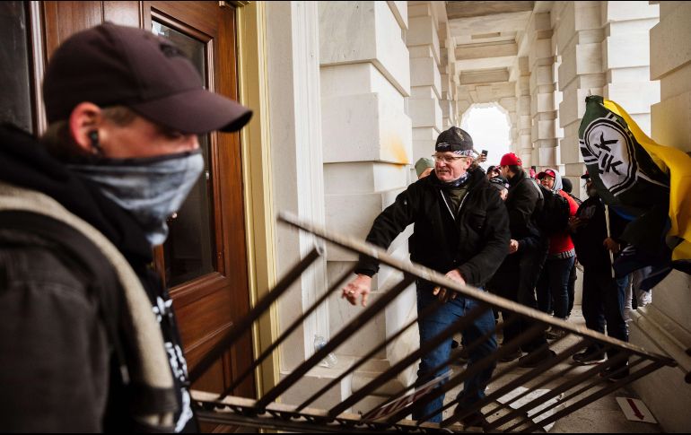 Lo anterior, luego de la toma el miércoles del Capitolio de EU por simpatizantes del mandatario republicano, que dejó cinco muertos. AFP / Getty Images / J. Cherry