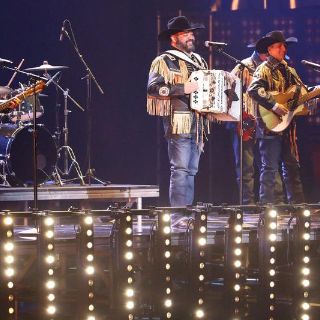 Ricardo Muñoz, de Intocable, se aplica segunda dosis de vacuna