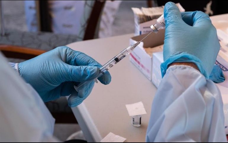 Durante esta primera fase, personal de salud tendrá la prioridad para recibir la inoculación. EFE/M. Valley
